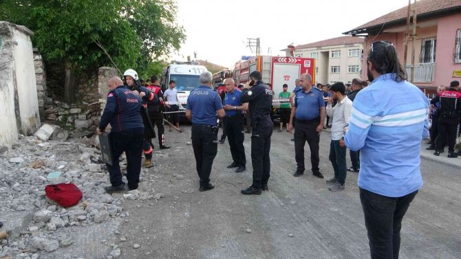 Hurdacılık Yapan Çocuklar Yıkılan Duvarın Altında Kaldı: 1 Ölü, 1 Yaralı