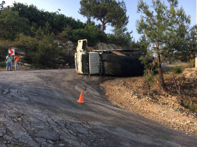 Yağmur Kazaya Neden Oldu, Hurda Yüklü Kamyon Devrildi