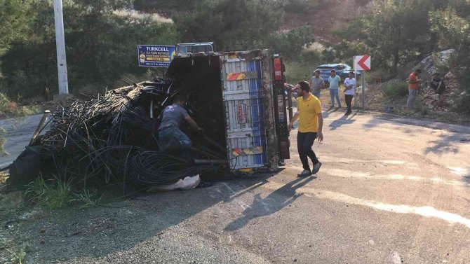 Yağmur Kazaya Neden Oldu, Hurda Yüklü Kamyon Devrildi