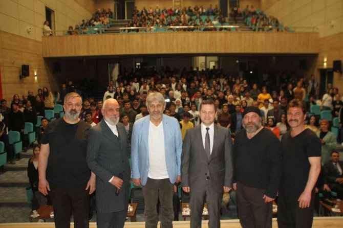 Malazgirt’te “Ya İ̇stiklal Ya İ̇zmihlal” Adlı Tiyatro Oyunu Sahnelendi