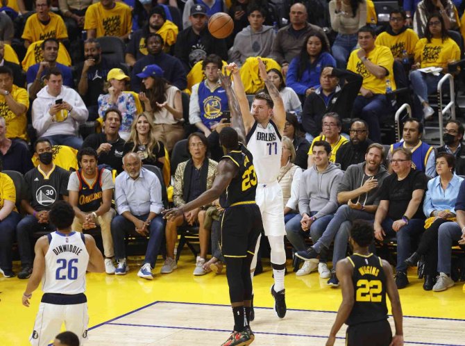 Golden State Warriors, Dallas Mavericks Karşısında 1-0 Öne Geçti