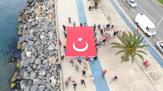 Pendik’te 19 Mayıs’ta Dev Türk Bayraklı Bisiklet Korteji Havadan Görüntülendi