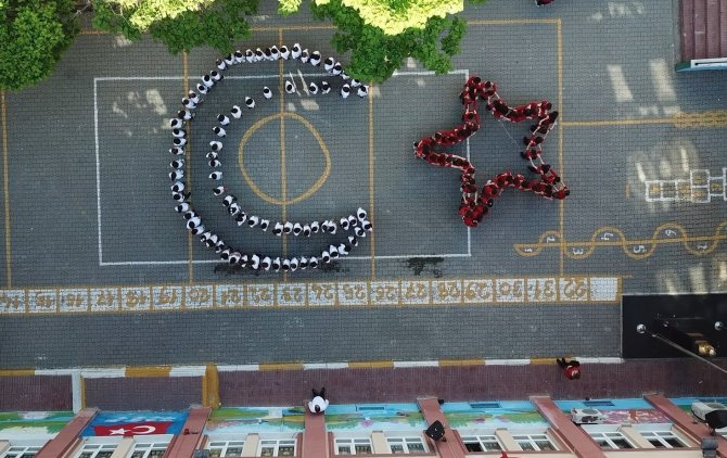 Pendik’te İlkokul Öğrencilerinden 19 Mayıs İçin Ay Yıldızlı Koreografi
