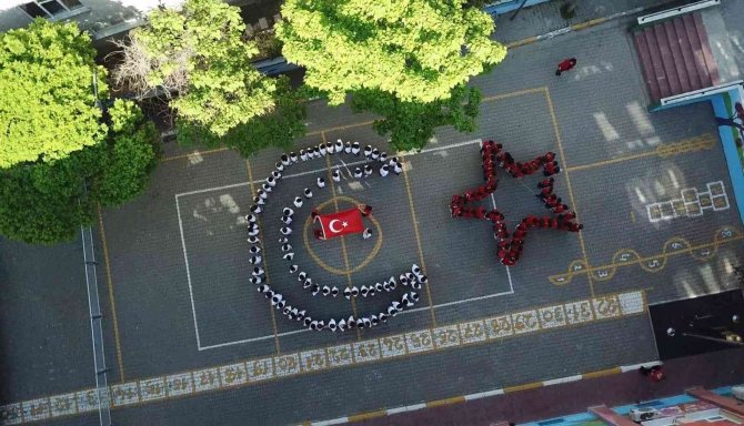 Pendik’te İlkokul Öğrencilerinden 19 Mayıs İçin Ay Yıldızlı Koreografi