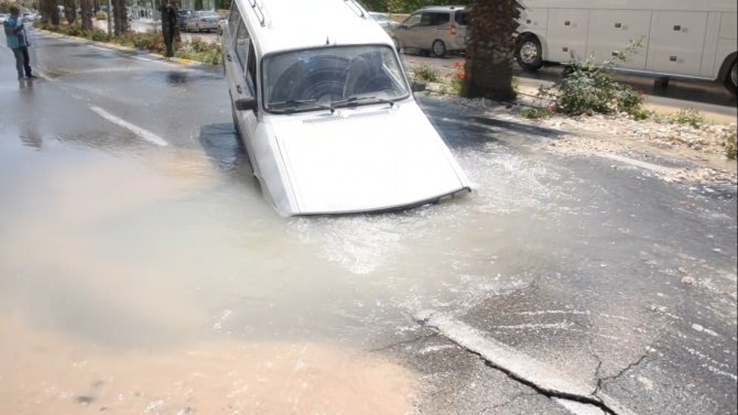 Şanlıurfa’da Yol Çöktü, Otomobil Çukura Saplandı