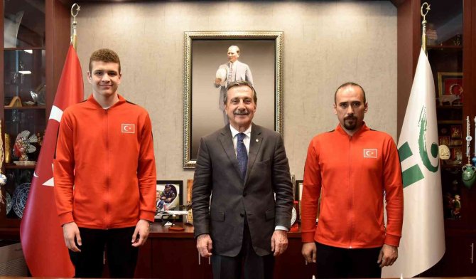 Başkan Ahmet Ataç, Milli Yüzücü Emre Kahraman’ı Kutladı