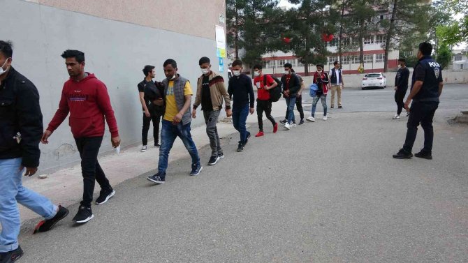 Adıyaman’da 76 Kaçak Göçmen Gözaltına Alındı