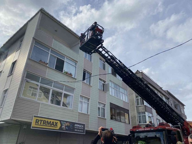 Ümraniye’de 3 Katlı Binada Yangın Çıktı, Kiracı Ve Ev Sahibi Birbirine Girdi