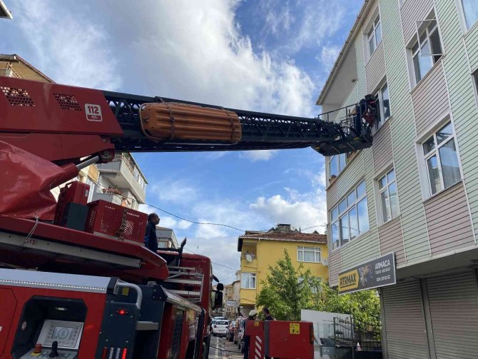 Ümraniye’de 3 Katlı Binada Yangın Çıktı, Kiracı Ve Ev Sahibi Birbirine Girdi
