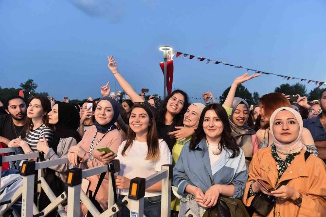 Başkent’te Pilli Bebek Ve Melek Mosso Rüzgarı Esti, Gençler Bayram Coşkusu Yaşadı