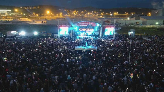 Binlerce Kişi Yağmura Aldırış Etmeden Ceza Konserini Dinledi