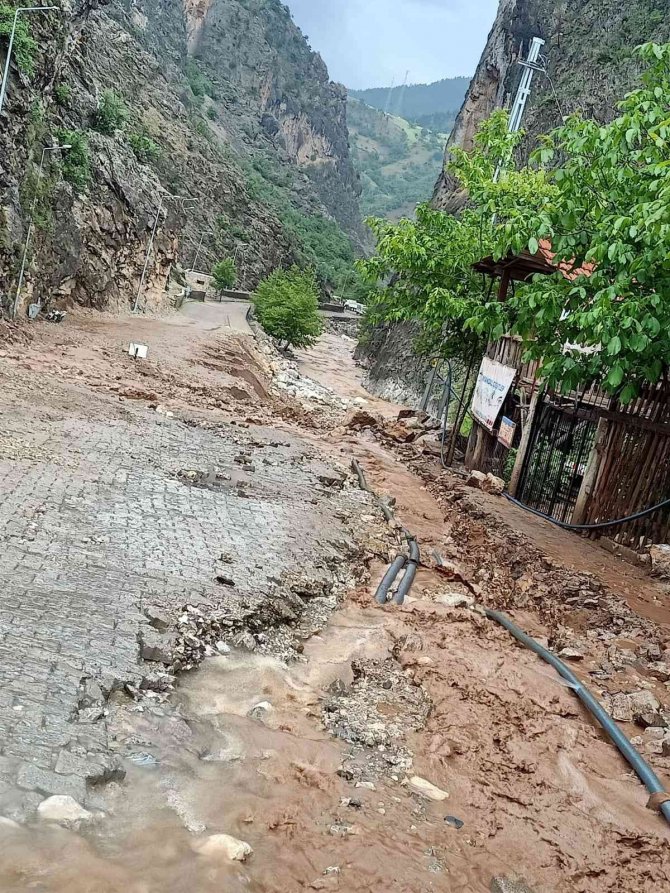 Yahyalı’da Sağanak Sele Ve Heyelana Neden Oldu
