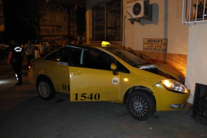 Motorunu Çalan Şüphelilerden Kaçmak İçin Taksi Çaldı, Kaza Yapıp Polise Yakalandı