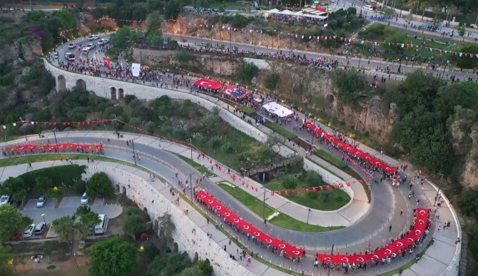 Antalya’da Binlerce Kişinin Türk Bayraklarıyla Yürüyüşü Havadan Görüntülendi