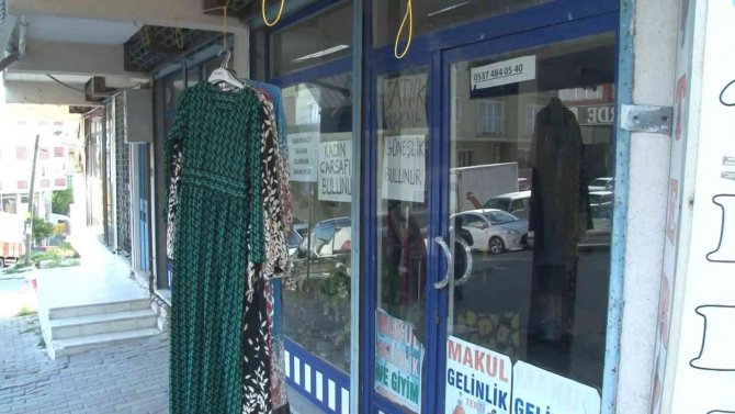 Dükkanına Hırsız Dadanan Kadın Terzi İsyan Etti: Hırsızlık Anı Kamerada