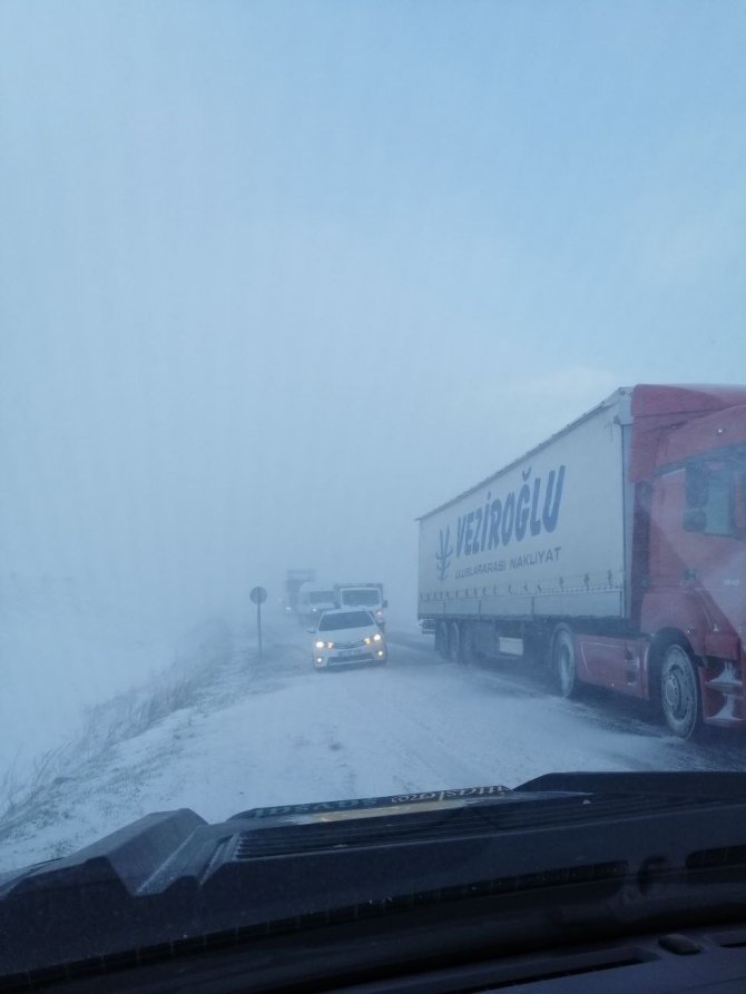 Artvin -Ardahan Sahara Geçidi’nde Mayıs Ayında Kar Yağışı