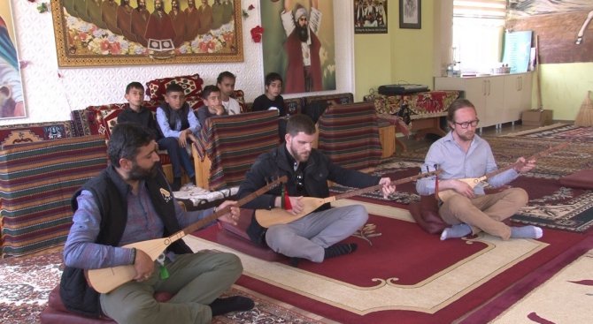 Bağlama Aşığı İki Amerikalı