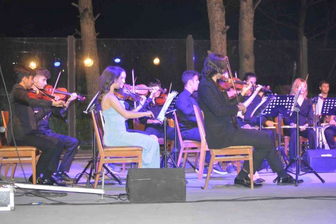 Ayvalık’ta Sebahat-cihan Şişman Güzel Sanatlar Lisesi Öğrencilerinden Gençlik Konseri