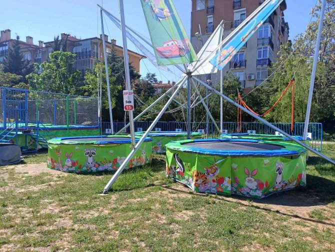 Büyükçekmece’de Oyun Parkında Korkutan Anlar: Küçük Kız Trambolinde Zıplarken Halat Koptu