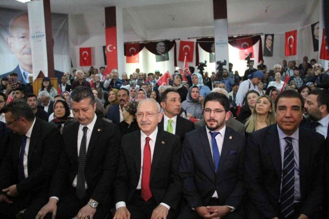 Kılıçdaroğlu, Bucak’ta Partisine Yeni Katılanlara Rozetlerini Taktı
