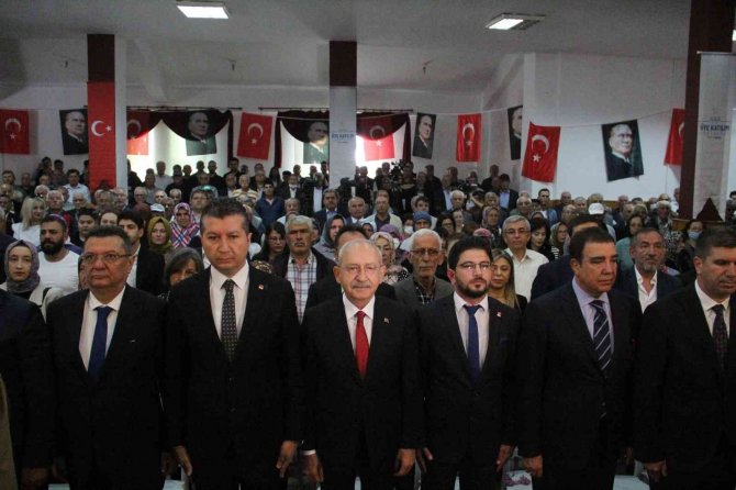 Kılıçdaroğlu, Bucak’ta Partisine Yeni Katılanlara Rozetlerini Taktı