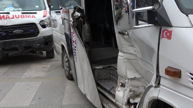 Hasta Taşıyan Ambulans Dolmuşla Çarpıştı; 2 Yaralı