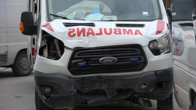 Hasta Taşıyan Ambulans Dolmuşla Çarpıştı; 2 Yaralı
