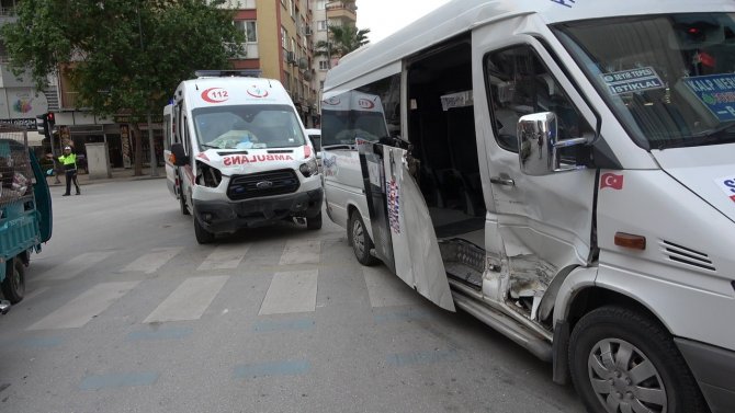 Hasta Taşıyan Ambulans Dolmuşla Çarpıştı; 2 Yaralı