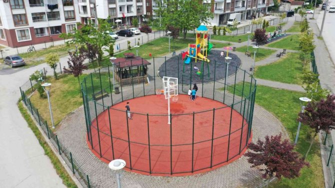 Düzce Belediyesi Bir Ayda 8 Spor Parkı Yeniledi