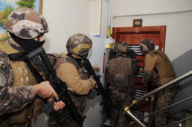’Ucuz Konteyner’ İlanıyla 73 Kişiyi Dolandıran Şüphelilere Eş Zamanlı Operasyon