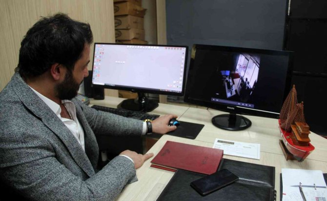 Küçük Hırsızın Rahatlığı Pes Dedirtti, İşyeri Sahibinin Dikkati Hırsızlığı Önledi