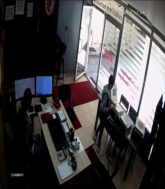 Küçük Hırsızın Rahatlığı Pes Dedirtti, İşyeri Sahibinin Dikkati Hırsızlığı Önledi