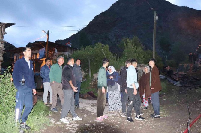 Oltu’da İki Ev, Bir Ahır Ve Odunluk Kül Oldu