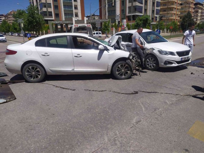 Kavşakta Çarpışan Otomobillerin Sürücüleri Yaralandı