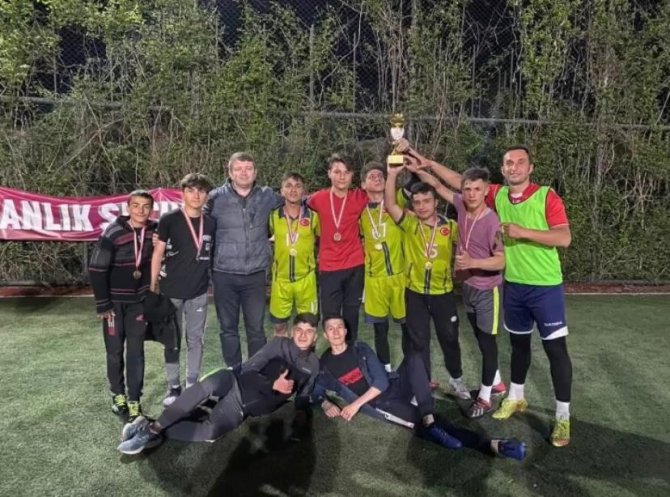 Hanönü’deki Halı Saha Futbol Turnuvasında Kupa Gençlerin Oldu