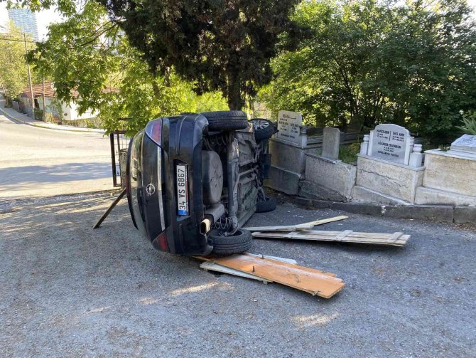 Eyüpsultan’da Mezarlıkta El Freni Çekilmeden Bırakılan Otomobil Ağaca Çarptı