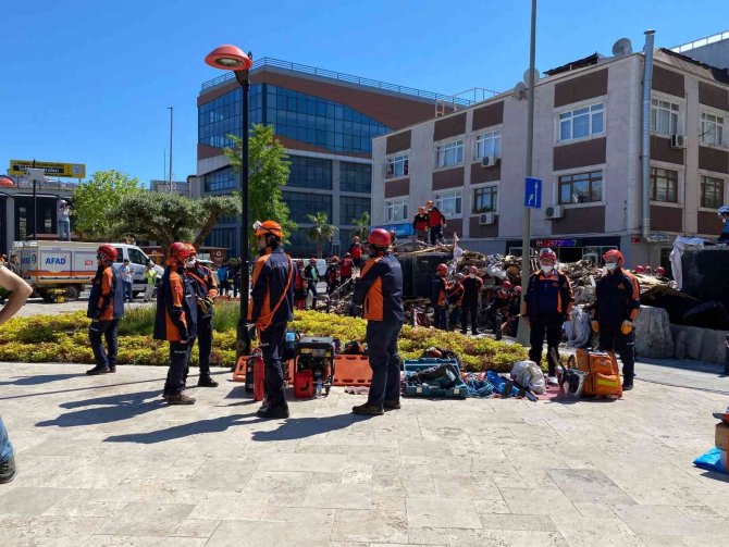İ̇stanbul’da Dev Deprem Tatbikatı: Senaryo Gereği İ̇stanbul 7.5 Büyüklüğünde Depremle Sallandı