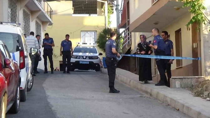 Ayrı Yaşadığı Eşini Öldürdü, Kayınvalidesini Ağır Yaraladı