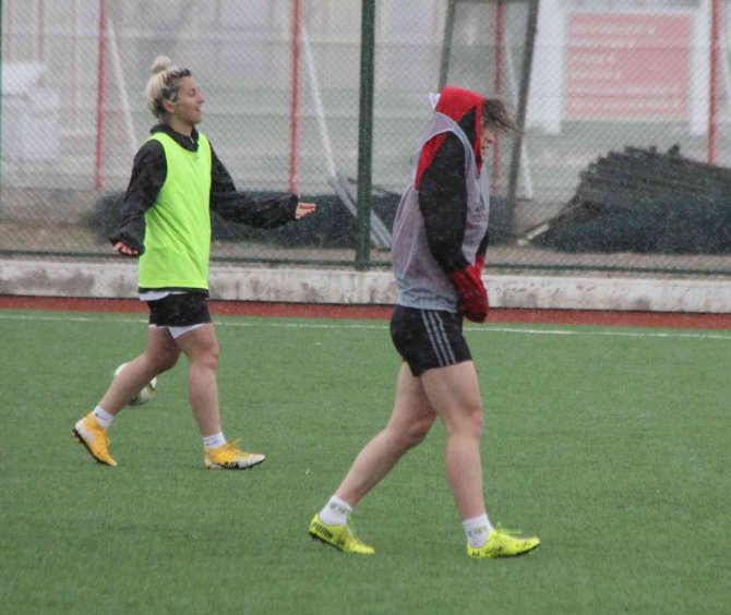 Sivasspor Kadın Futbol Takımı Ligde Kalmak İstiyor