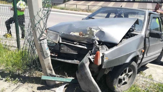 Yoldan Çıkan Otomobil Direğe Çarptı: 1 Yaralı