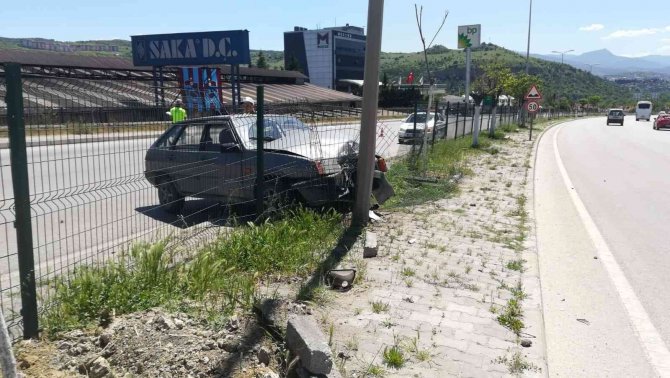 Yoldan Çıkan Otomobil Direğe Çarptı: 1 Yaralı