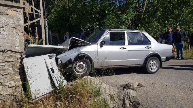 Elektrik Panosuna Çarpan Otomobildeki Çocuk Yaralandı