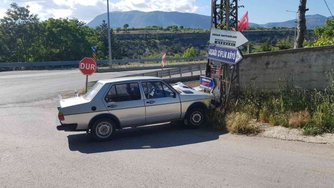 Elektrik Panosuna Çarpan Otomobildeki Çocuk Yaralandı