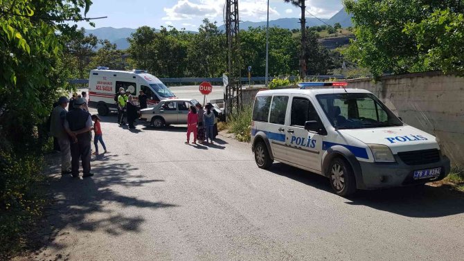 Elektrik Panosuna Çarpan Otomobildeki Çocuk Yaralandı
