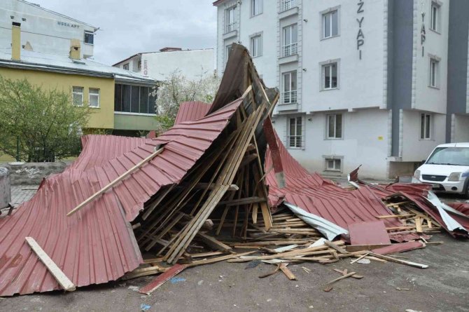Kars’ta Fırtına Çatıları Uçurdu