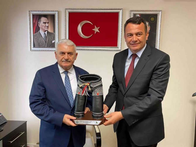 Kaş Belediye Başkanı Ulutaş, Cumhurbaşkanı Erdoğan’a Kispet Hediye Etti