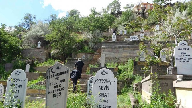 Liseli Eski Sevgililerin Mezarlıktaki Buluşması Kanlı Bitti: 1’i Ağır 2 Yaralı