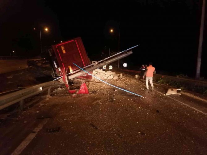 Bilecik’te Tır Devrildi: 1 Yaralı