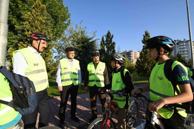 Konya’da Öğrenciler Okullarına Güvenli Bisiklet Yolu İle Gidiyor