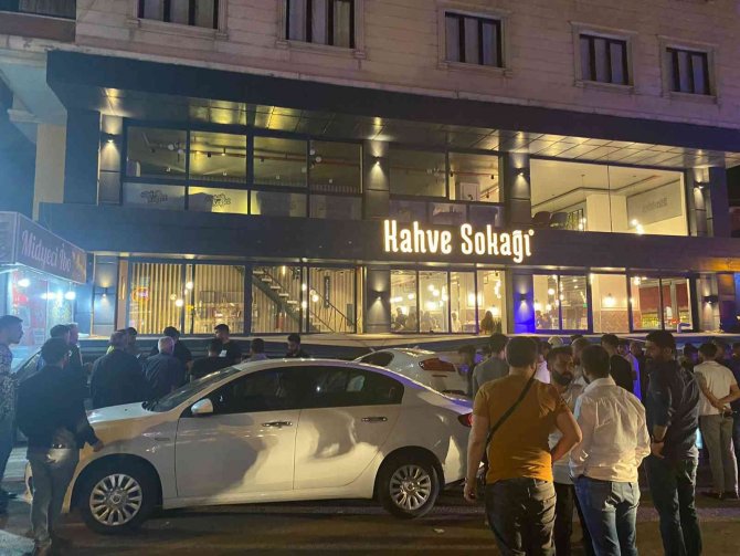 Mardin’de Vites Değiştirmeyi Unutan Sürücü Gaza Basınca Arabası İle Kafeye Daldı